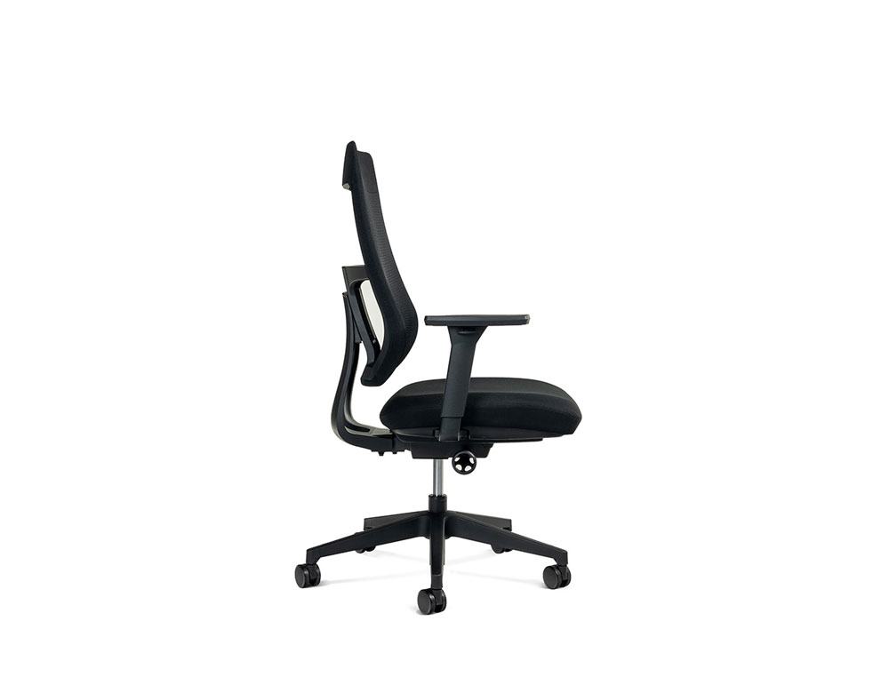 SILLA ROCADA DIRECCION CON BRAZOS REGULABLES BASE POLIMERO RESPALDO DE MALLA Y ASIENTO EN TELA NEGRO