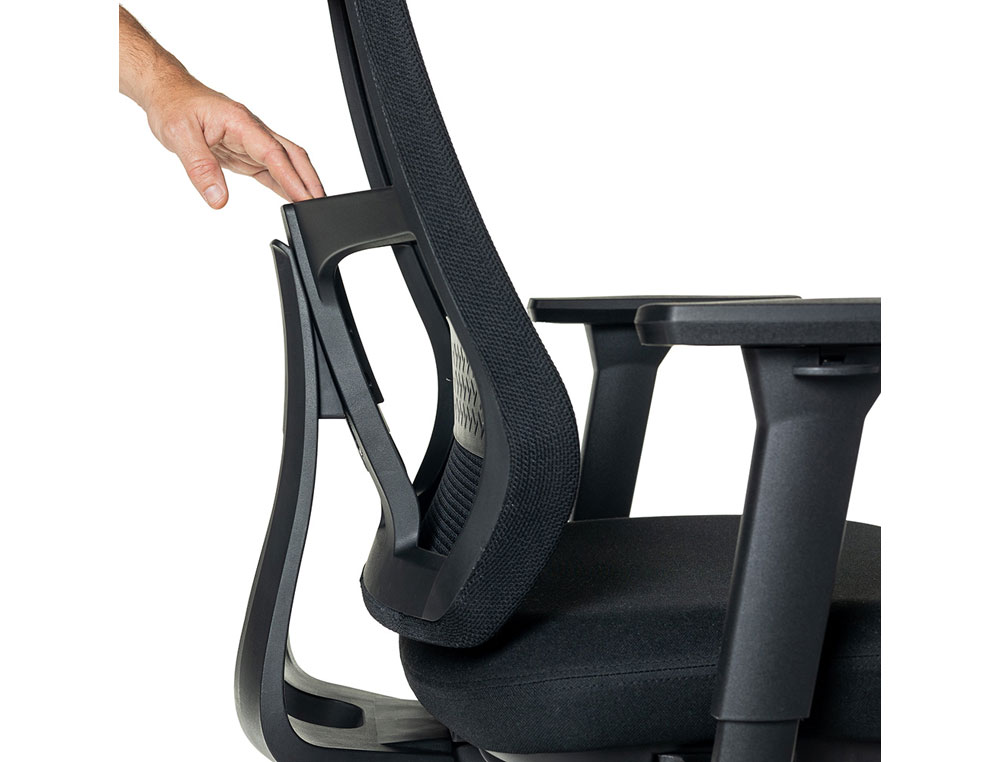 SILLA ROCADA DIRECCION CON BRAZOS REGULABLES BASE POLIMERO RESPALDO DE MALLA Y ASIENTO EN TELA NEGRO