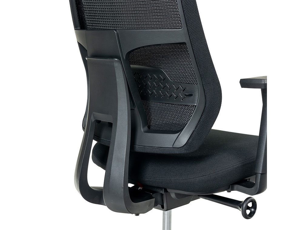SILLA ROCADA DIRECCION CON BRAZOS REGULABLES BASE POLIMERO RESPALDO DE MALLA Y ASIENTO EN TELA NEGRO