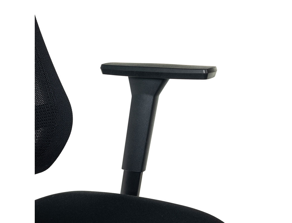 SILLA ROCADA DIRECCION CON BRAZOS REGULABLES BASE POLIMERO RESPALDO DE MALLA Y ASIENTO EN TELA NEGRO