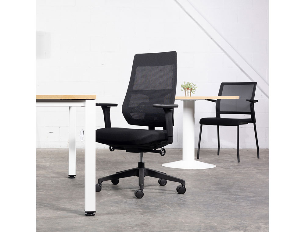 SILLA ROCADA DIRECCION CON BRAZOS REGULABLES BASE POLIMERO RESPALDO DE MALLA Y ASIENTO EN TELA NEGRO