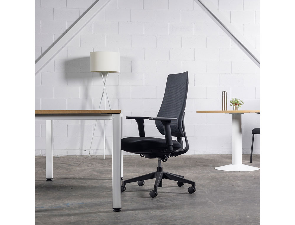 SILLA ROCADA DIRECCION CON BRAZOS REGULABLES BASE POLIMERO RESPALDO DE MALLA Y ASIENTO EN TELA NEGRO