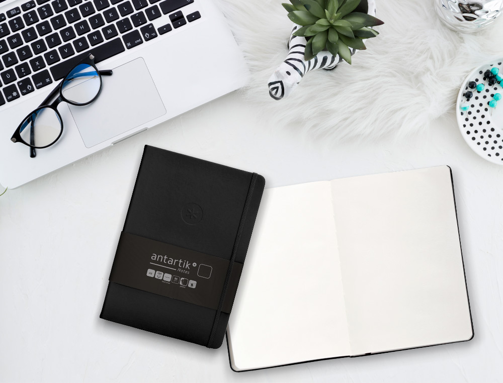 CUADERNO CON GOMILLA ANTARTIK NOTES TAPA DURA A5 HOJAS LISAS NEGRO 100 HOJAS 80 GR FSC