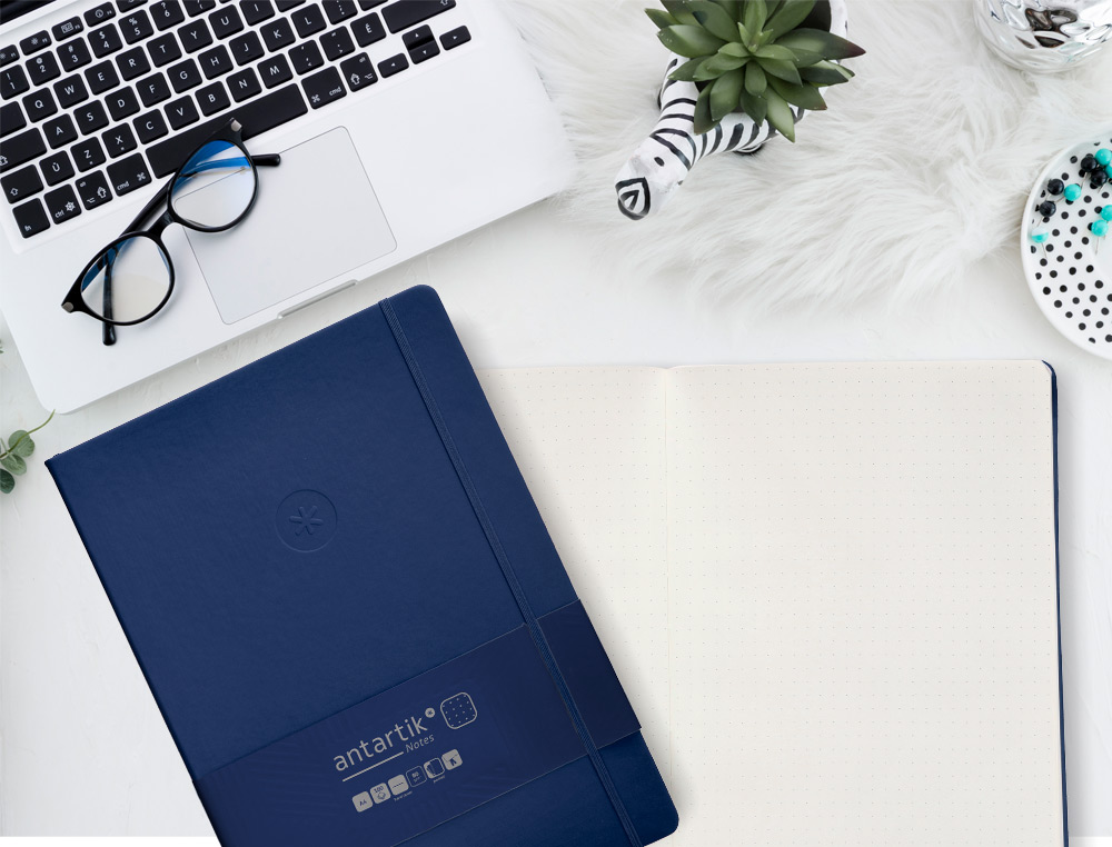 CUADERNO CON GOMILLA ANTARTIK NOTES TAPA DURA A4 HOJAS PUNTOS AZUL MARINO 100 HOJAS 80 GR FSC