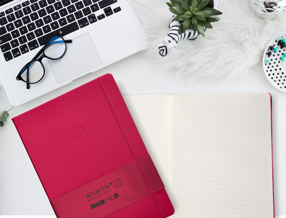 CUADERNO CON GOMILLA ANTARTIK NOTES TAPA DURA A4 HOJAS RAYAS BURDEOS 100 HOJAS 80 GR FSC