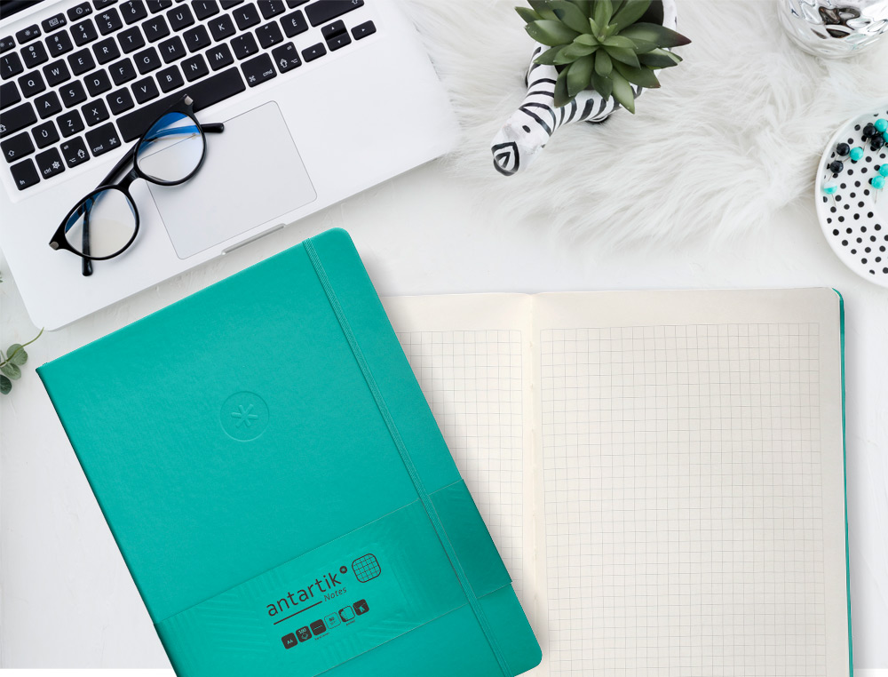CUADERNO CON GOMILLA ANTARTIK NOTES TAPA DURA A4 HOJAS CUADRICULA TURQUESA 100 HOJAS 80 GR FSC