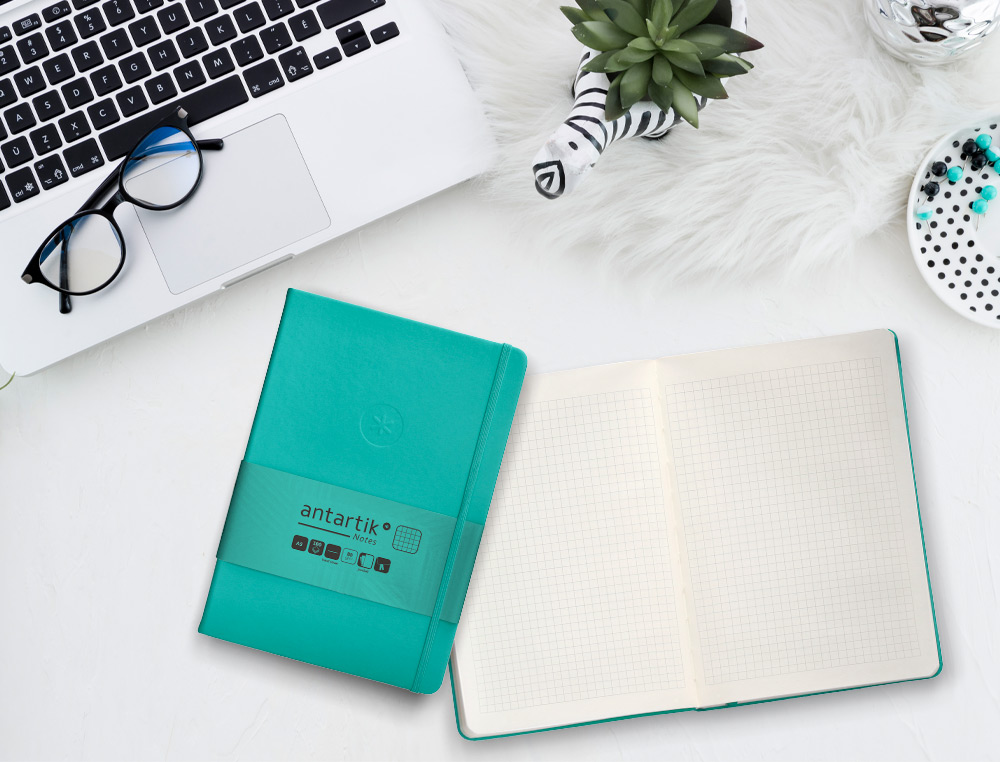 CUADERNO CON GOMILLA ANTARTIK NOTES TAPA DURA A5 HOJAS CUADRICULA TURQUESA 100 HOJAS 80 GR FSC