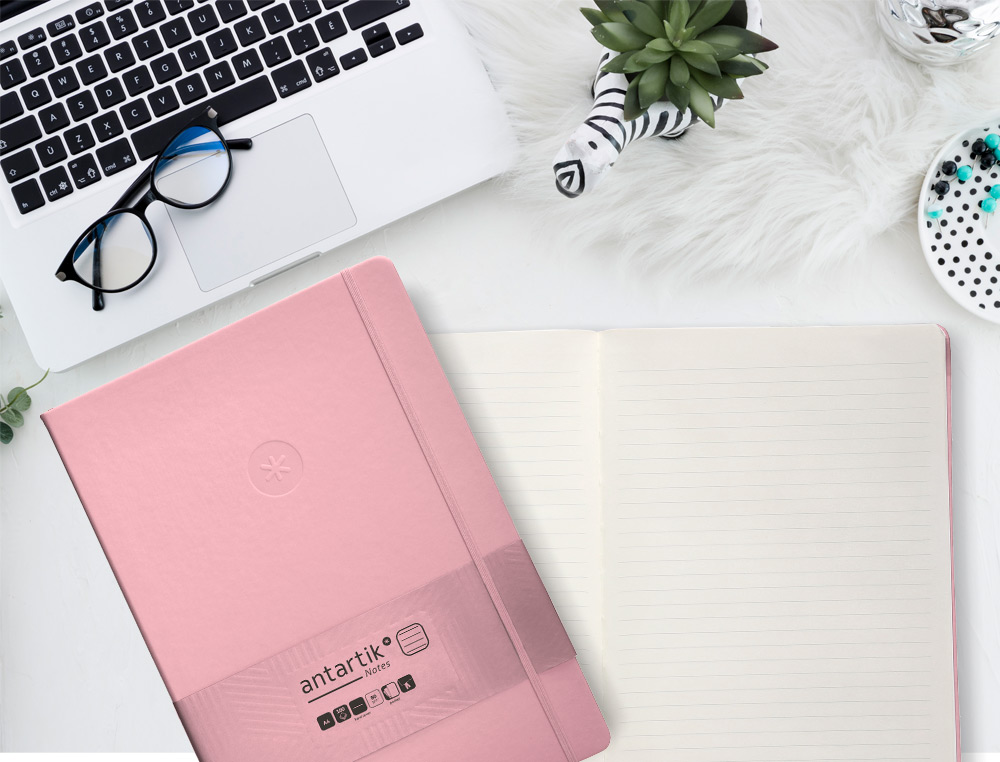 CUADERNO CON GOMILLA ANTARTIK NOTES TAPA DURA A4 HOJAS RAYAS ROSA PASTEL 100 HOJAS 80 GR FSC