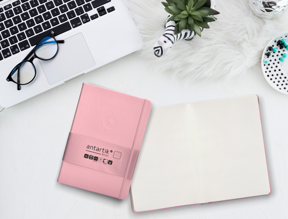 CUADERNO CON GOMILLA ANTARTIK NOTES TAPA DURA A5 HOJAS PUNTOS ROSA PASTEL 100 HOJAS 80 GR FSC