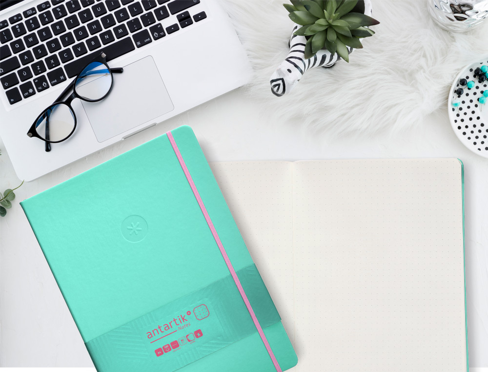 CUADERNO CON GOMILLA ANTARTIK NOTES TAPA DURA A4 HOJAS PUNTOS ROSA Y TURQUESA 100 HOJAS 80 GR FSC