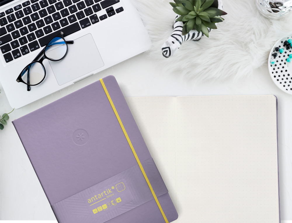 CUADERNO CON GOMILLA ANTARTIK NOTES TAPA DURA A4 HOJAS PUNTOS MORADO Y AMARILLO 100 HOJAS 80 GR FSC