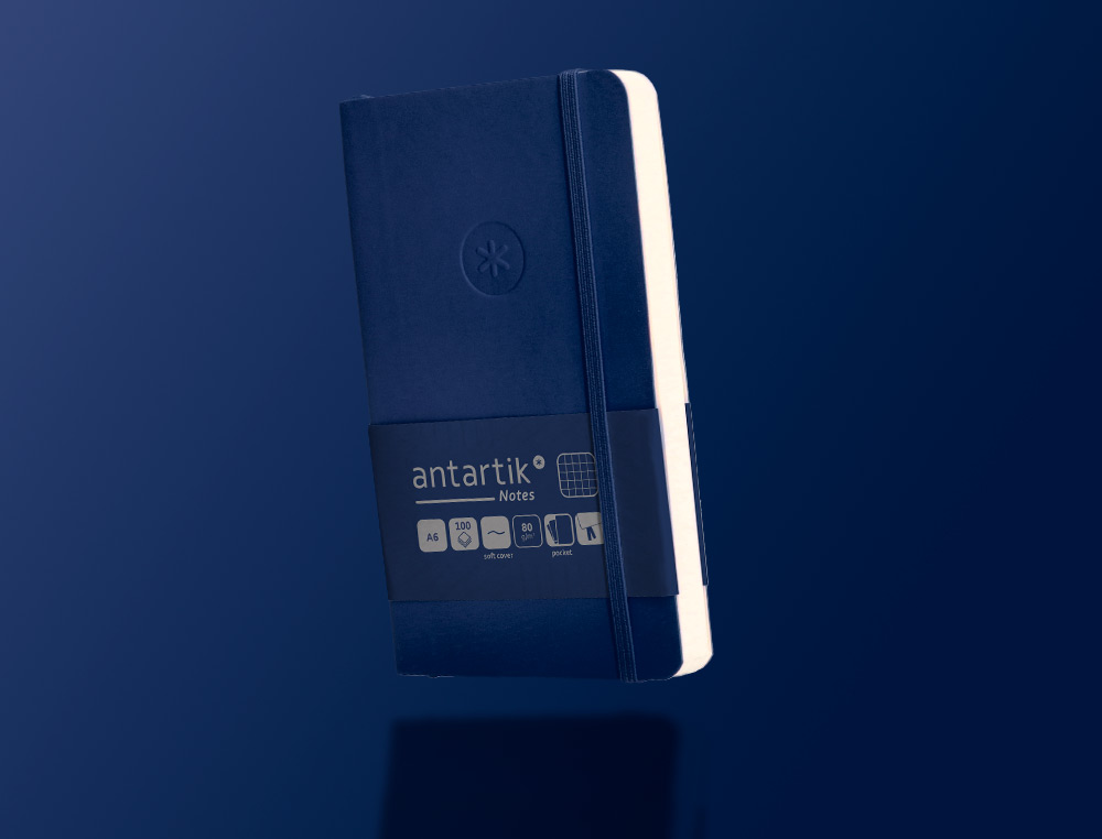CUADERNO CON GOMILLA ANTARTIK NOTES TAPA BLANDA A6 CUADRICULA AZUL MARINO 100 HOJAS 80 GR FSC