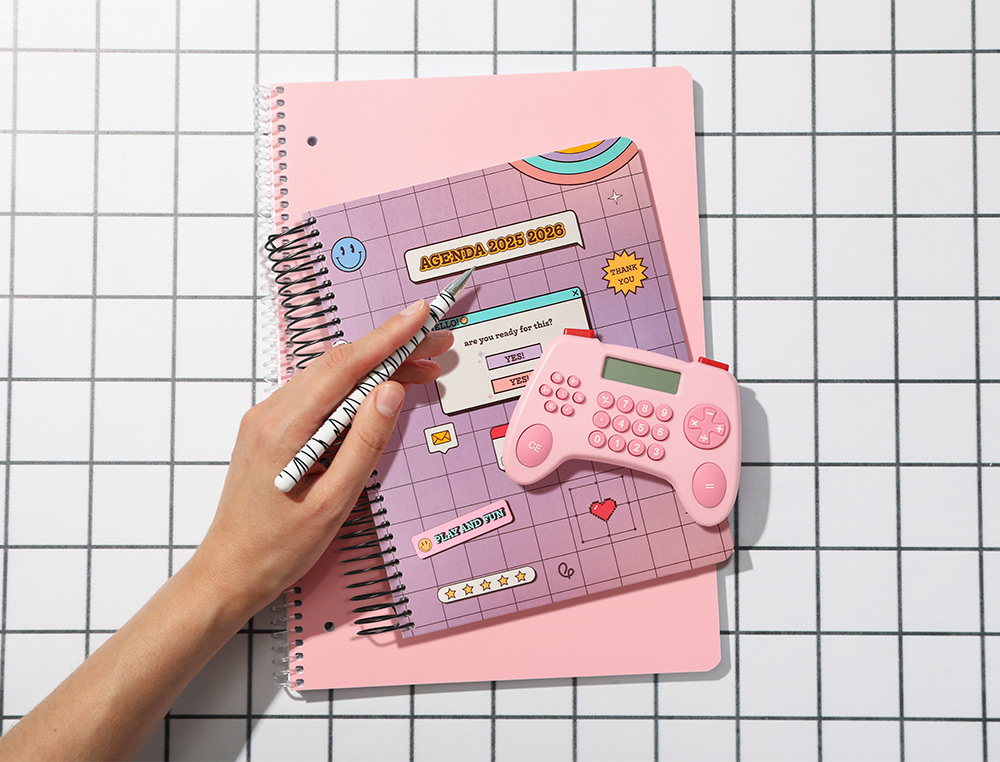 AGENDA ESCOLAR LIDERPAPEL 25-26 ESPIRAL PIXEL MORADO DIA PAGINA A5 BILINGÜE PAPEL FSC 80 GR