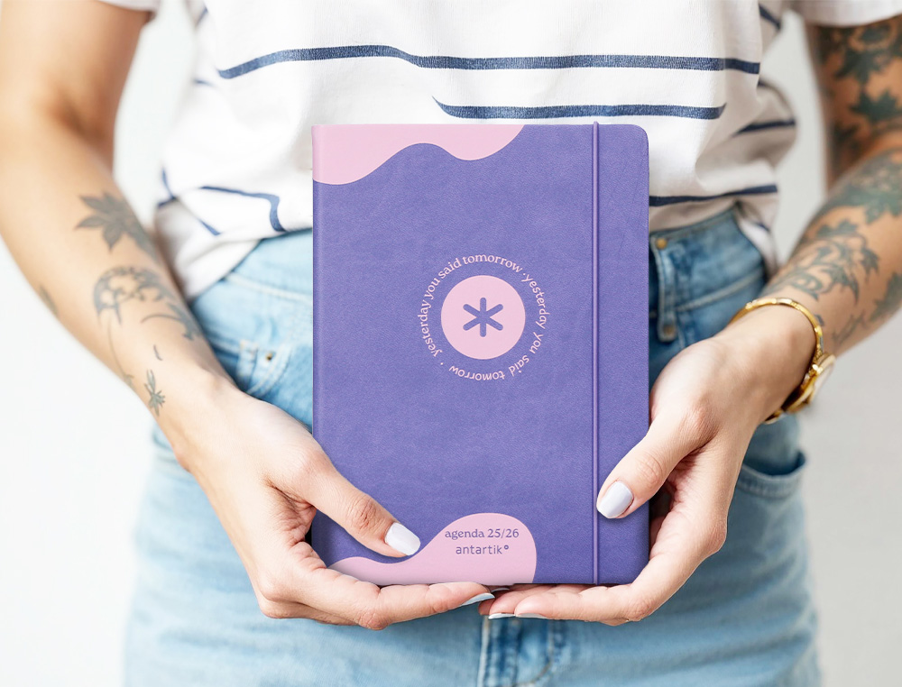 AGENDA ESCOLAR ANTARTIK 25-26 ENCUADERNADA GO! SIMIL PIEL MORADO SEMANA VISTA A5 BILINGE PAPEL FSC 80 GR