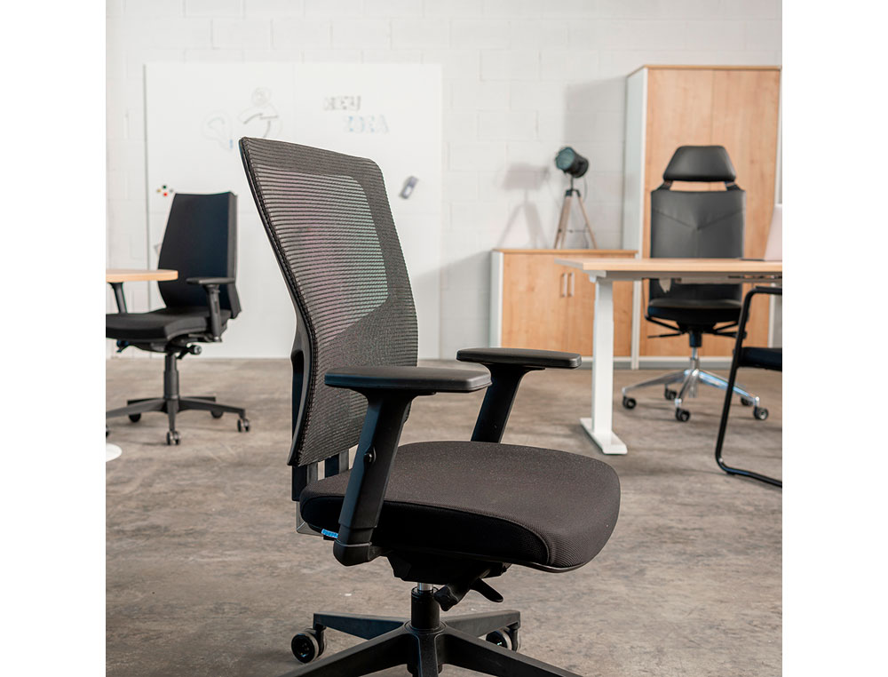 SILLA DE OFICINA ROCADA BRAZOS REGULABLES ASIENTO TELA IGNIFUGA Y RESPALDO MALLA COLOR NEGRO