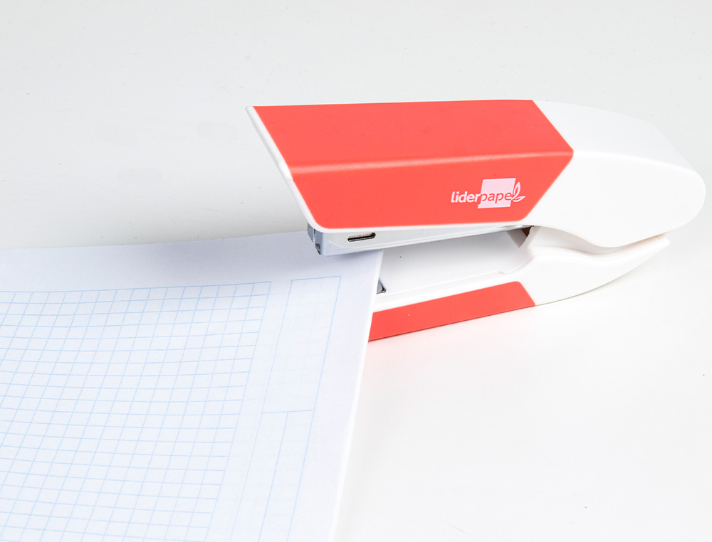 GRAPADORA LIDERPAPEL CON REGALO DE EXTRAEGRAPAS Y CAJA DE 1000 GRAPAS 26/6 CAPACIDAD 20H COLOR CORAL