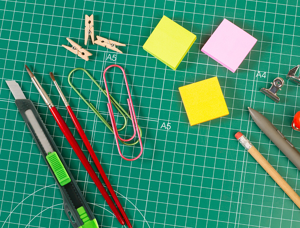 CUTER Q-CONNECT PLASTICO ESTRECHO CON ASA PARA COLGAR CUCHILLA 9 MM XD-07 BLISTER 1 UNIDAD